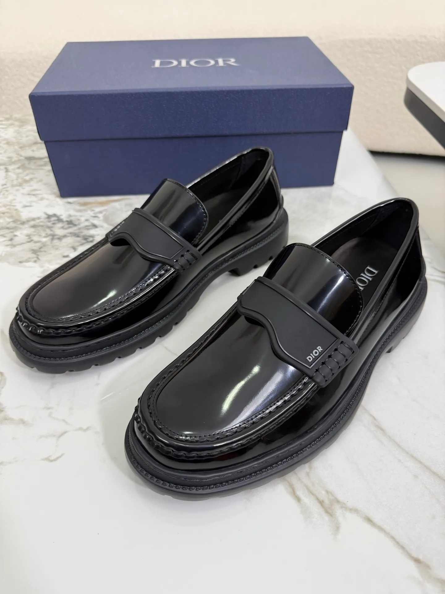 [ DIOR ] Top P: 820💰 ▪️Size: 39-44 (customized for 38.45) Top male leather shoes DIOR Dior combines high-quality materials and exquisite details. The imported cowhide leather upper is embellished with Gancio buckles, showing a luxurious style. Imported cattle. TP sole is light and flexible in texture